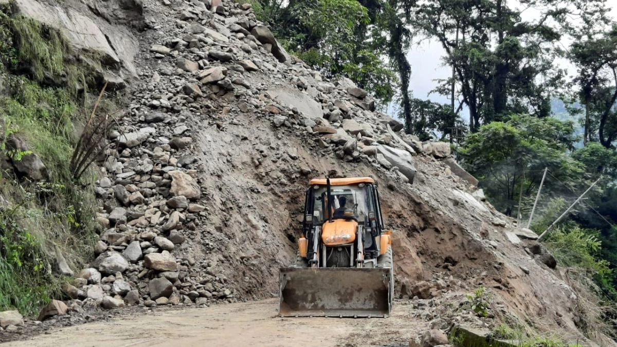 sikkim-monsoon-triggers-landslide-blocks-highway-connecting-to-west-bengal-rain-expected-till-june-16